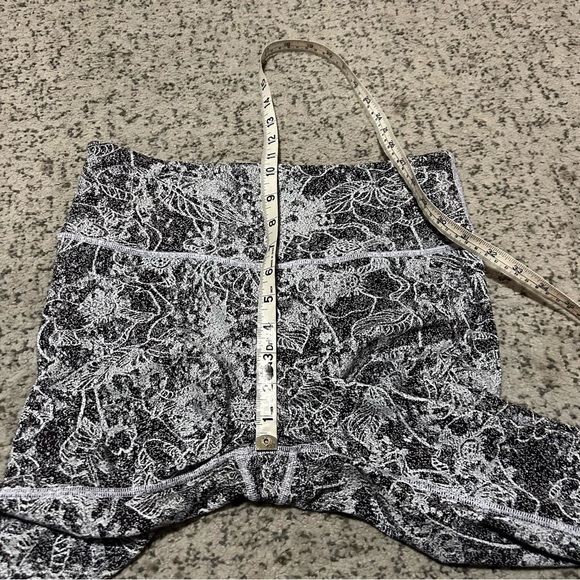 Athleta Elation Graffiti 7/8 Tight Black & White Floral Leggings Size Medium - Picture 7 of 8